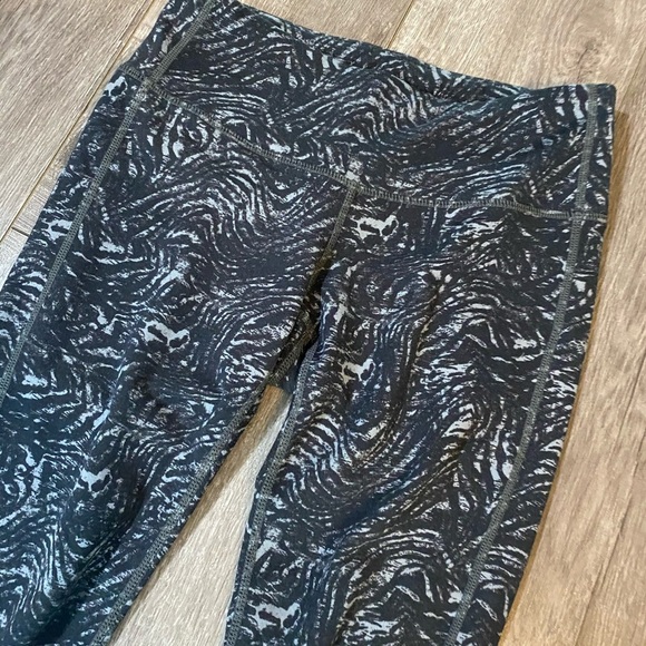 Athleta Chaturanga black zebra print leggings XS - Picture 5 of 7